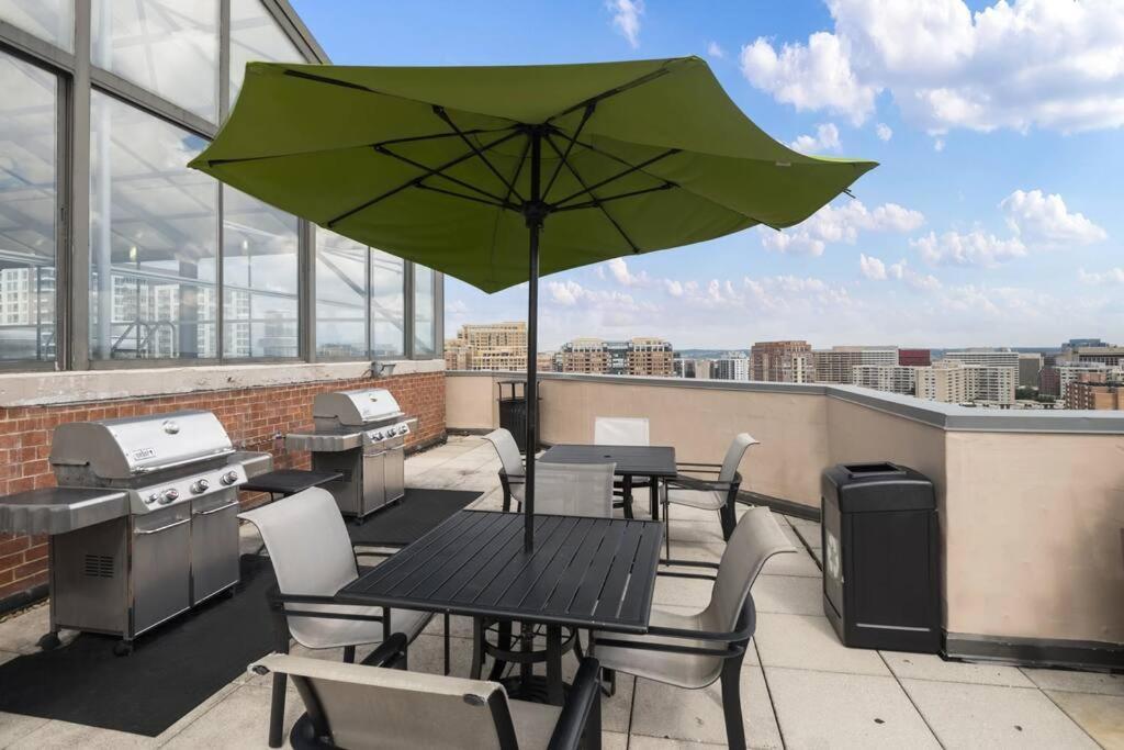 Incredible Apartment With Rooftop In Pentagon City Arlington Esterno foto
